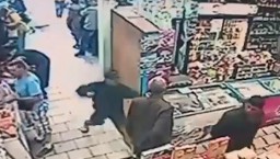 Молодой человек зарезал мигранта в магазине под Петербургом. Видео