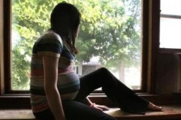 Во Всеволожске школьница на пятом месяце беременности призналась в связи с мигрантом