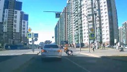 Упавший мотоциклист снес пешехода под Петербургом. Видео