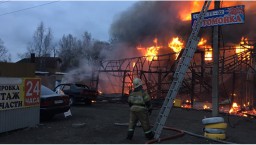 В Ленинградской области при пожаре на шиномонтаже взорвался газовый баллон