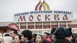 Драка с участием мигрантов у ТЦ "Москва": десятки человек задержаны