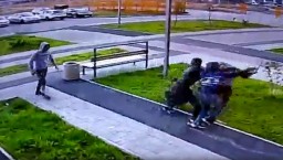В Петербурге четверо мстительных мужчин избили охранника. Видео