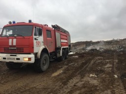 На несанкционированной свалке загорелся строительный мусор