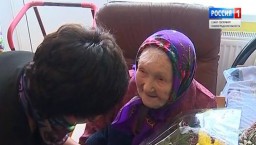 В День пожилого человека со 102-летием поздравили одну из старейших жительниц Ленобласти